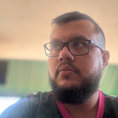 30 anos. Católico. Capixaba. Tricolor de coração, gooner e torcedor do LA Lakers. Assisto F1 também e já quebrei o controle do videogame jogando FIFA.