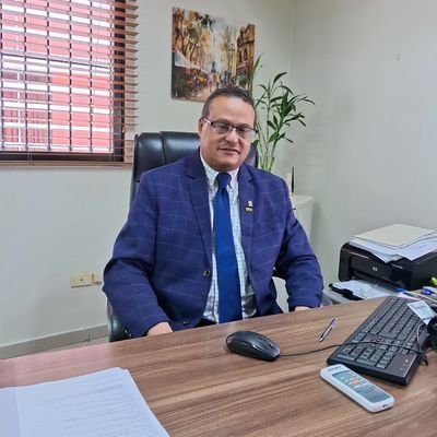 Abogado, padre de dos hijas y de Víctor Manuelle (+ ) , libre pensador,Escogidista, me gusta decir y escuchar la verdad,valoro a las personas.