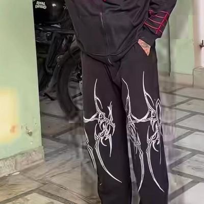 हुनर सड़को पर तमाशा करता है
किस्मत महलो मे राज करती है