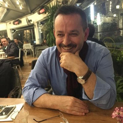 sadece okur. okumaktan fırsat bulursa belki yazar da...