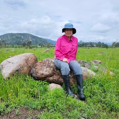 Arqueóloga, antropóloga, orgullosa docente e investigadora de universidad pública, amante de las flores y los cerros.