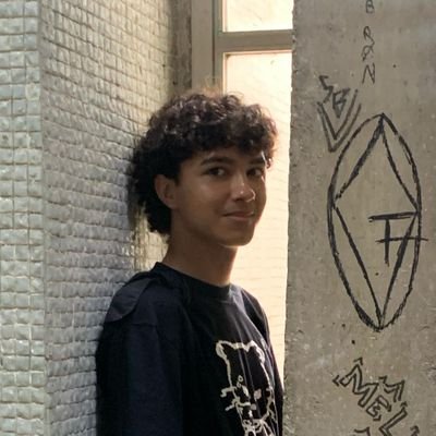 UFRJ - Belas Artes
Tentando ao máximo ser feliz.
adoro desenhar, ver meus amigos e escutar música.
@skit_thoughts