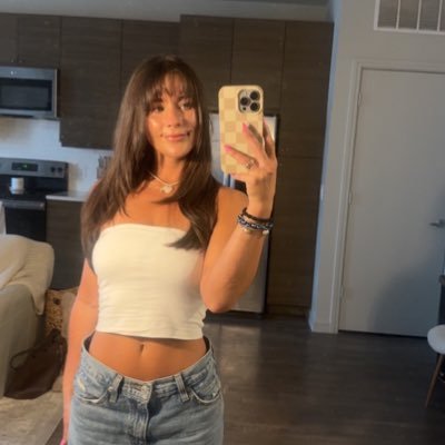 lyndsey_anton's profile picture. 