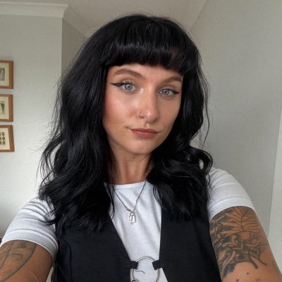 25 / horror • gaming • emo • 🏳️🌈 • priv - @laurajaynxe
