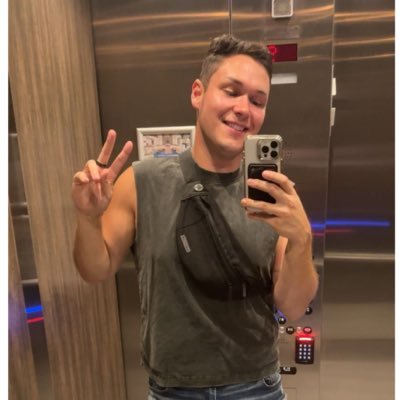 🦷 Vice President of HR & Talent. Capricorn. Coffee. Travel. Individuality. Acceptance. Thirty-one. He/Him.