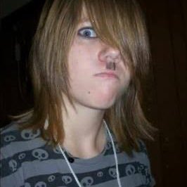 17 yo/Me gusta la política, animación y videojuegos/Moda y2k/Incel de tiempo completo