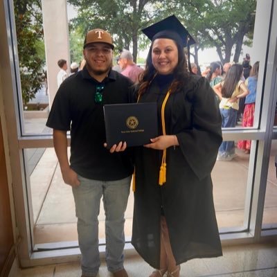 rvaldez93's profile picture. 💙💖 💙💙💙 🐾