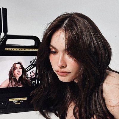 charlottysexual's profile picture. fan service? yes I’m a fan and I’m being serviced 🩷🤍🧡