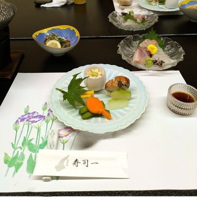 友達を作り、日本人とその文化や伝統についてもっと学ぶためにここに来ました。私はとても楽観的な性格で、人生は完璧ではないと分かっていても、常に前向きな行動を心がけています。ありのままを受け入れ、何事にも高潔さを心がけ、誰にも害を与えないようにしています。私は野心家で、社交的で明るい性格です。思いやりがあり、愛情深く、ロマ