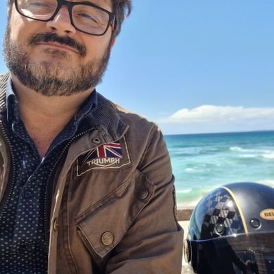 Prof numa Faculdade, ex-Prof noutra (estrangeira), e ainda noutra (já falida), investigador ainda noutra. Uma vez citei Estaline e mandaram-me para um gulag