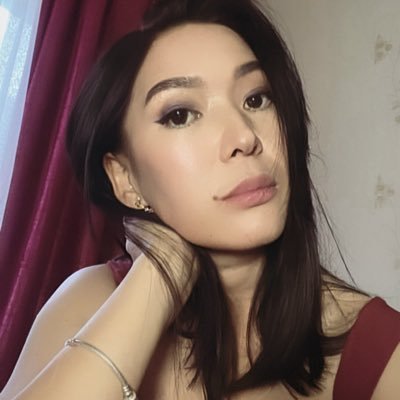 🖤Таалах таалахгүйн дундуур тааваараа алхах,таамаглах танихын дундуур байгаагаараа орших нь миний дур шүү . Мууртай муур нь царайлаг бас Эмо намын тэргүүн 🖤