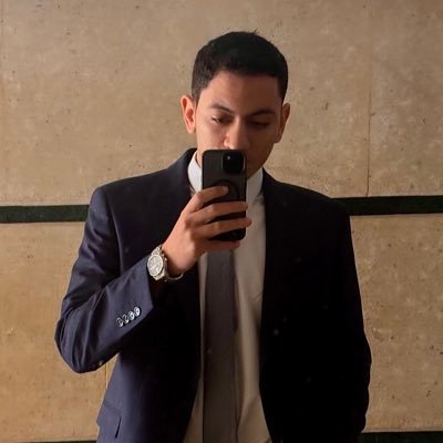 - محام خريج كلية الشريعة والقانون قسم اللغة الانجليزية جامعة الأزهر - ماجستير في القانون العام من جامعة عين شمس .