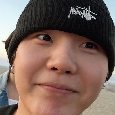 eu e hoseok fazendo carinho na barriguinha do nosso gatinho (yoongi