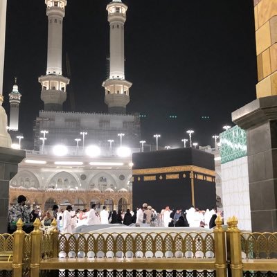 يستضيء العقل من نور القلب ويستضيء القلب من نورالله ومن لم يجعل الله له نورا فما له من نور صدقه علم جاريه لي امي وابي ربي يرحمهم