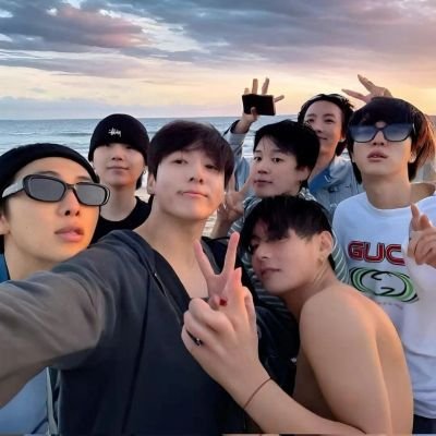 Ot⁷ but emotionally attached to a 🐇 like human๑˙❥˙♡
In the galaxy of stars, i find my universe in @bts_twt ⁷ 🌌💫