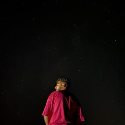 لســت بـجانبــي لكــِن دائــمـاً فــي قلّبــي❤