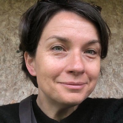 Journaliste, rédactrice en chef adjointe au quotidien breton Le Télégramme.
Montagnarde exilée, mère démultipliée.
Chartreuse et forêt.