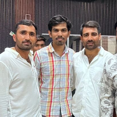 न पूछो मेरी मंजिल कहा है, अभी तो सफर का इरादा किया है,ना हारूँगा हौसला उम्र भर, यह मेने किसी से नही खुद से वादा किया है।