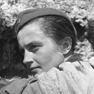 inductionm0tor's profile picture. Transfeminist butch. Glass Tel Aviv.