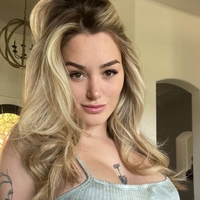 emily32636's profile picture. 