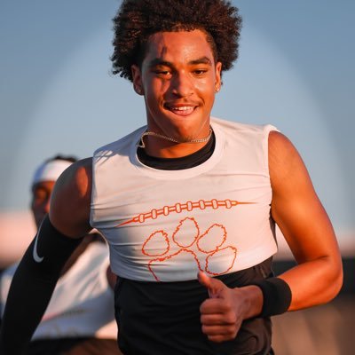 6’1 180 | wide receiver | Class of ‘27 | 3.5 GPA 📚 San jactino High school | contact 951-933-6803 westmusicent@gmail.com