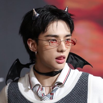 stay first, human being second • 24 • INFP • the sanest felix enthusiast • hyunlix legally own me • stray kids ult • kiwiberry truther • my kiwi @hwannhyune •