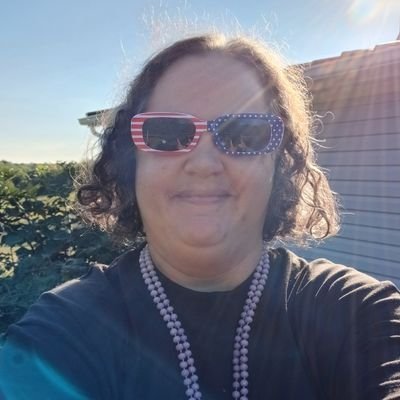 Rock n Roll Queen! Shop til I drop concert goer antiques gardening arts and crafts Cooking and loves animals.