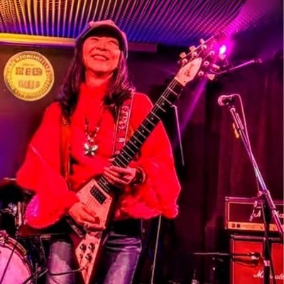 キャッチーなメロにFlying Vが吠える3ピースバンドRoundFaceのV&Gt。かつてmegababeというパンクバンドで北米ツアーを巡り、今は日本の地下で歌ってます。