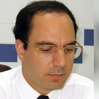 انادى بعودة مصر إلى اصلها و نفض عباءة العرب عنها لانها مثل العباءة العثمانية عباءة تخلف و نطهرها من اللاجئين و من كل الاجانب، مصر للمصريين فقط