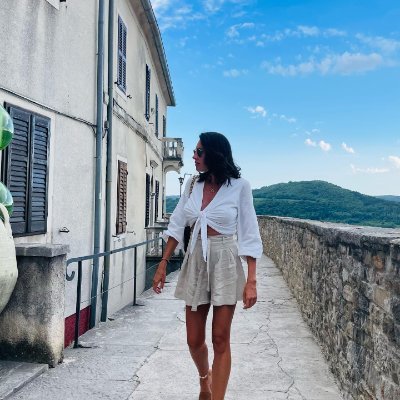 Independent, always smiling, and a little stubborn. Passionate about art, traveling, and good food. Hoping to meet someone—not perfect, just genuine.