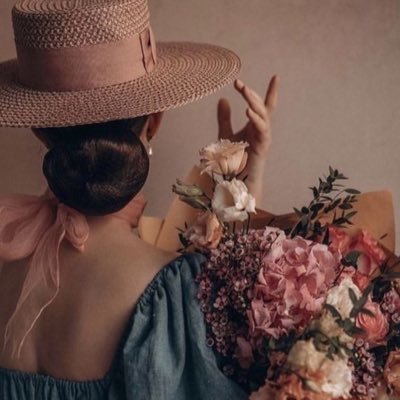 احمق من يظُن ان الدُنيا سَوف تلتقطُة بِالأحضَان عندما يكون حزيناً,انهض بنفسِك الكون لا يأبه لك 🤍https://t.co/0Rc7bXEN0n