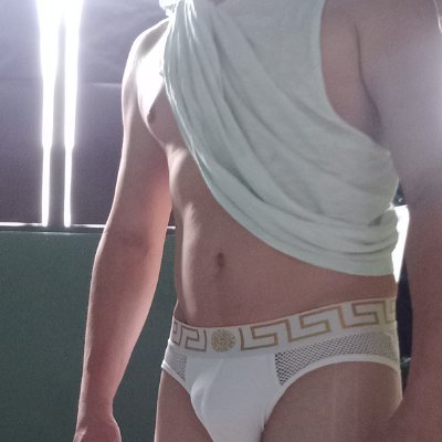 Open minded, legit massuer my sideline, a lending cashier, single daddy with 3 kids, Love's to cook, go to the beach, respect each preferences, sweet