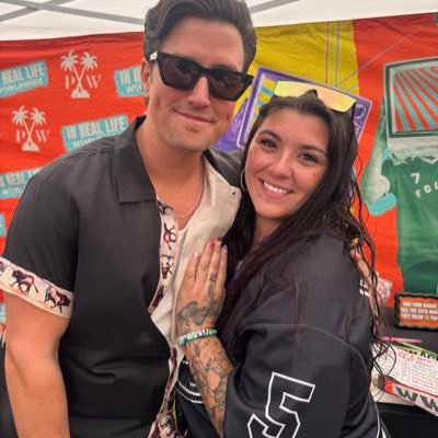 ashnico11eee's profile picture. •ER Nurse• Forensic Nurse• Mama of ✌🏻💙 •❤️🖤Logan Girlie • “oh baby I’ll go anywhere you take me”  ✨ “lock these ⛓️, throw away the 🔑”