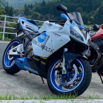 shimi_z0121's profile picture. 趣味は車とバイクを少々。トヨタ・ヴェロッサって言うマイナー車とCBR600RRってバイク乗ってます。