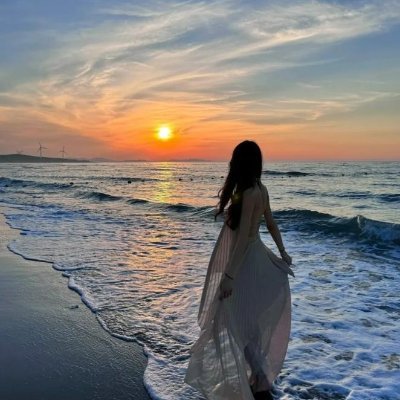 Avery_3386's profile picture. 🖋 writing bits of life, 🎶 humming to myself, 🌙 keeping it simple