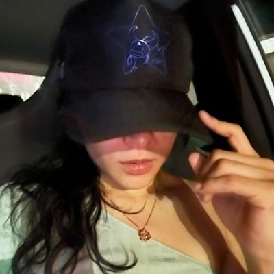 raenesozy's profile picture. A vida tem a cor que você pinta 🔅