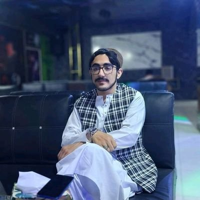 رَفيقٌ تُصبِح كُل الأشياء بِجوارهِ آمِنة مُطمئِنة، حتى قلبِي.🤍
(رحم الله من ظن بنا خيراً و غفر الله لمن قال فينامالیس فینا)