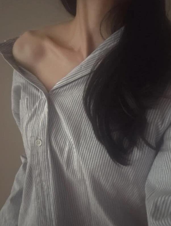 다정한 마음에 약하고, 솔직한 매력에 끌려요.
혐오는 멀리하고, 다양한 모습은 가까이 하고 싶습니다.
사랑엔 정답이 없고, 저는 그 모든 색깔을 존중합니다.
조금은 대담하게, 가끔은 부끄럽게… 그런 저를 알아가실래요? 🌸