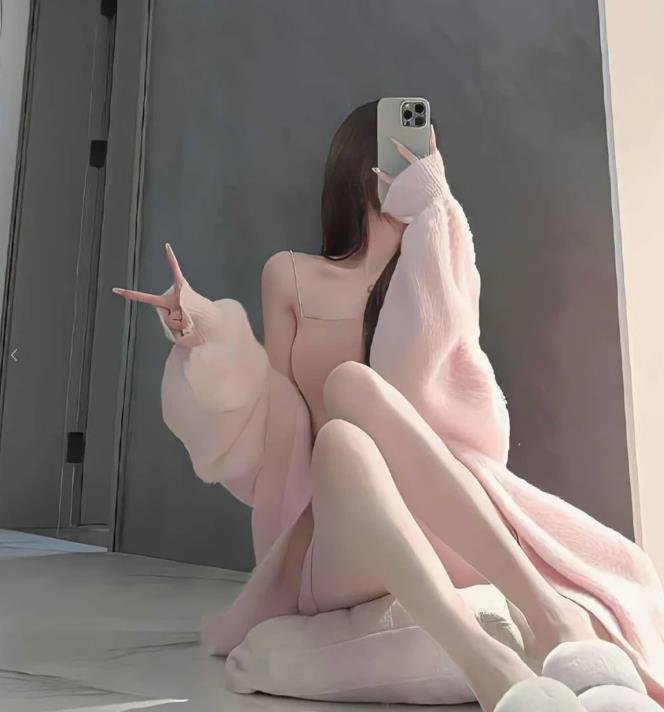 다정한 눈빛과 솔직한 매력에 약해요.
혐오는 멀리하고, 자유로운 생각과 다양한 취향을 가까이 두고 싶습니다.
사랑엔 여러 모습이 있고, 저는 그 모든 가능성을 존중해요.
조금은 헐벗은 솔직함 속에 담긴 진짜 마음… 알고 싶으세요? 💋