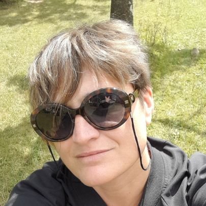 Poeta en obres 😊
«Companys, també sóc terra.
De flama sóc i d’aigua, d’elements sempre en guerra...» Maria Beneyto https://t.co/EGFIGHyaQ1