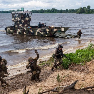 Слава Україні Благослови Боже всіх українців, які ризикують своїм життям, борючись за світ 🇺🇦✌️🪖🎖️
