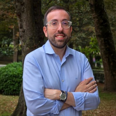 Doctor en Dret. Cap de l'oposició a la Paeria.