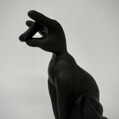 造形作家。 2025.09.23(火・祝)〜09.29(月)高円寺Gallery Rústico にて『ヤマダ チカ×水のさとし二人展』を開催します。第81回現展 会友賞受賞。 J-Popの最も象徴的なデュオ サロメの唇 Salome no Kuchibiru の楽曲制作・ベース担当でした。