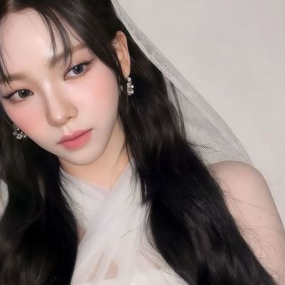 karinayucs's profile picture. Glows like a soft aurora.