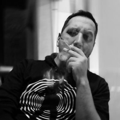 De River. Baterista. Solitario. Fundamentalista de la milanesa de bodegón.