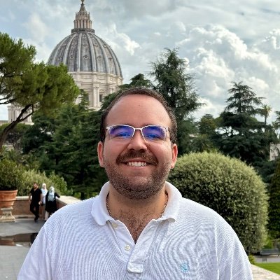 Máster en Diplomacia y RRII en @esc_espana Graduado en Derecho @ULL y en Relaciones Internacionales @UniversidadVIU