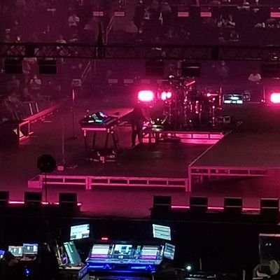 ロックバンドが好きです🎧🎼
色々聴きますライブも行きます最近は海外バンドやインディーズのバンドも推したり推さなかったり!原点は邦ロック勢