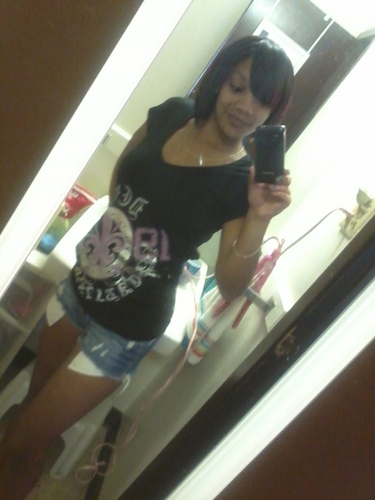 im Keneisha im crazzzy ; ) #teamMommy #teambeatabitch#teamfollowback FOLLOW ME (: