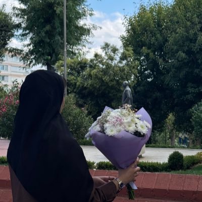 ابنة الكتب والنَّبات | أتخفَّف باللغة والكتابة والفنّ | owner to zahreahplants🌱