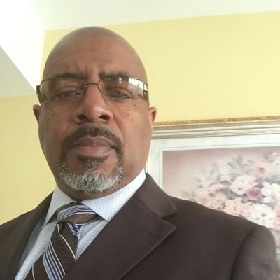 A finance broker with years of experience in project funding, loan, money management, investments, financial planning, economics, or corporate finance.